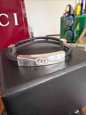 Gucci men’s/woman sterling silver and leather bracelet